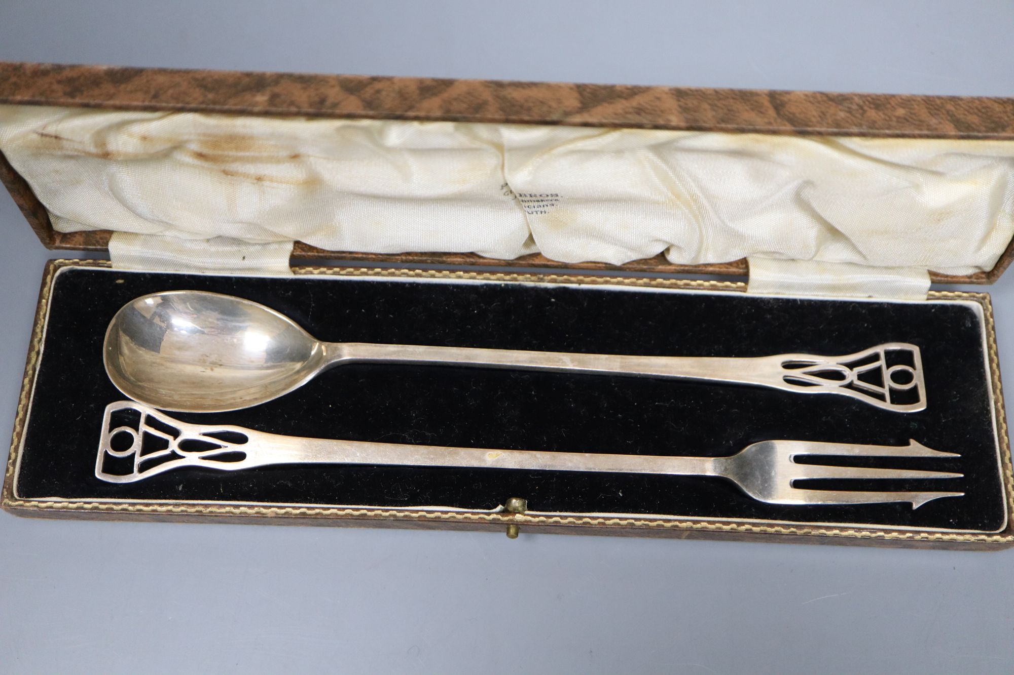 A cased George V Arts and Crafts silver pickle fork and spoon, Cooper Brothers & Sons, Sheffield, 1935, 18.9cm, 56 grams.